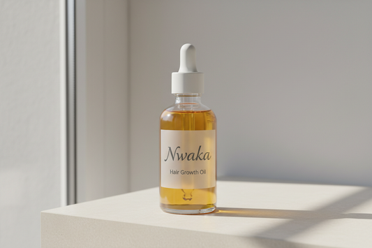 Dans un flacon transparent avec applicateur l'huile de pousse Nwaka en minimaliste 