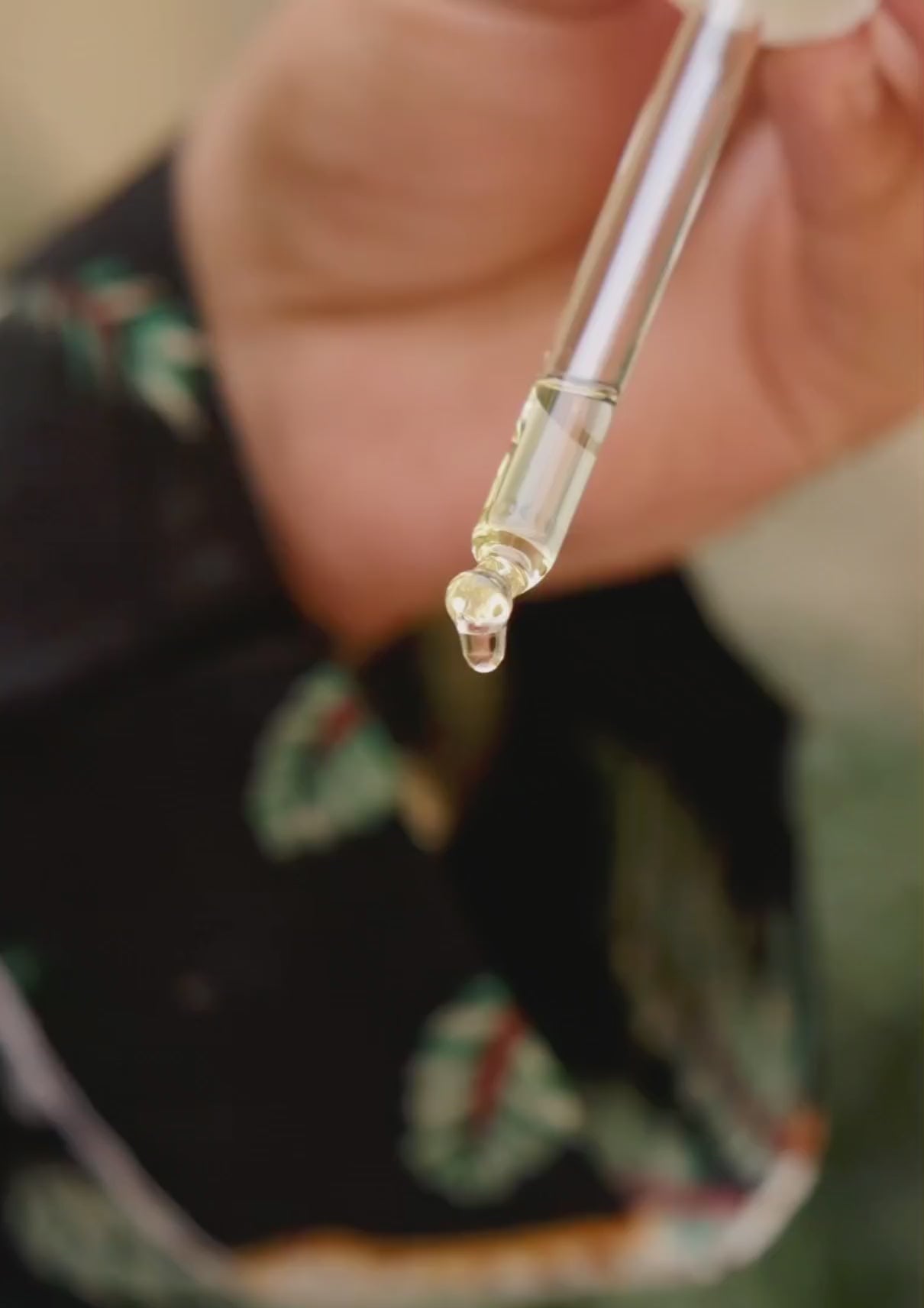 Charger la vidéo : Rituels essentiels, faits main, en édition limitée. Luxe accessible, résultats visibles.